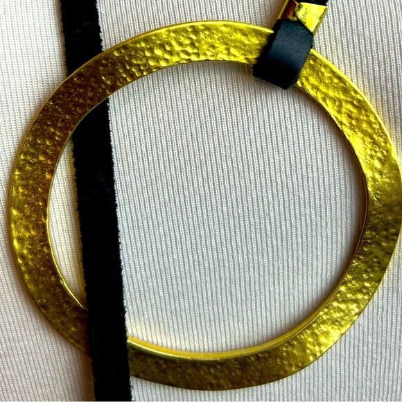Modern Black leather & hammered brass Clr designer necklace w/Interlocking rings - Picture 3 of 7